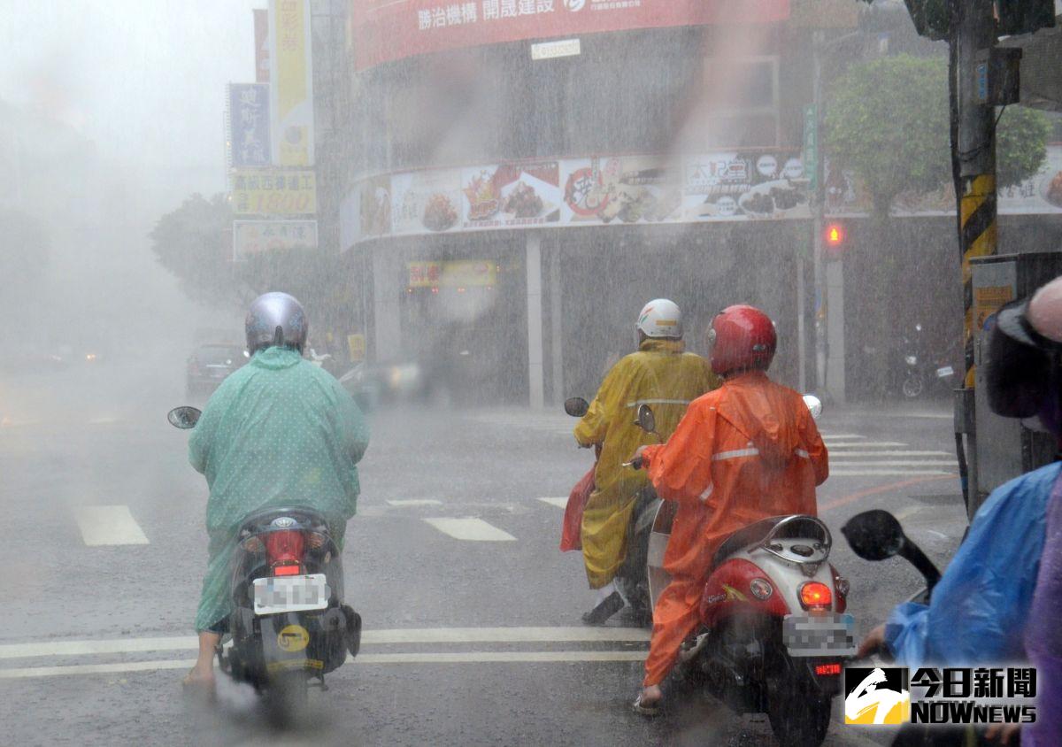 ▲丹娜絲颱風侵台帶來致災性降雨，至今仍持續影響台灣天氣，昨（9）日屏東縣瑪家鄉24小時累積降雨量竟達427mm，降雨情形集中且劇烈。（圖／NOWNEWS攝影中心）