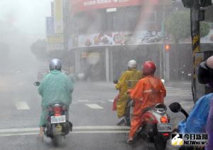 天氣預報／明天又要下雨了！低壓狂奔逼近台灣　1圖看懂週末天氣
