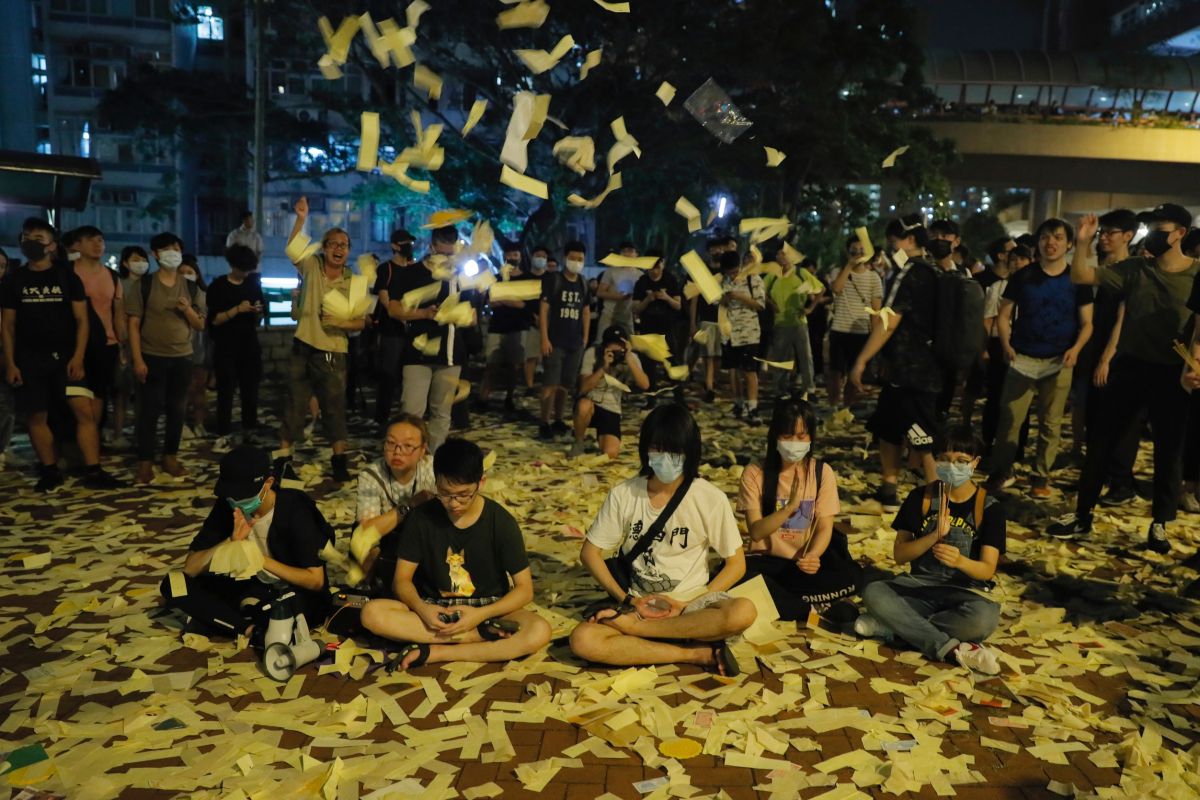 ▲有港民 9 日發起「全港超幽佈施祈褔除惡晚會」，分別在黃大仙和沙田舉行「祈福」活動。（圖／美聯社／達志影像）