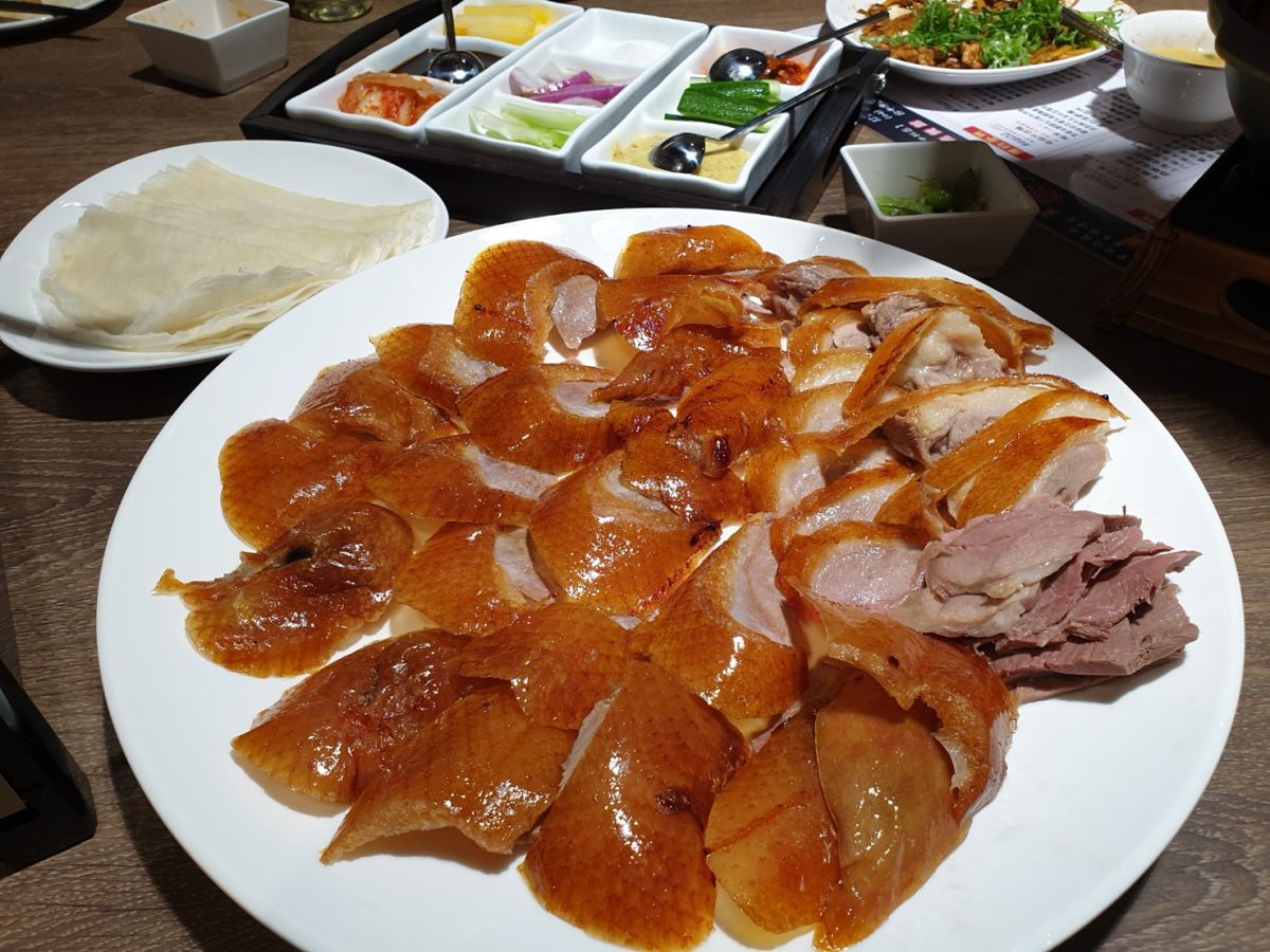 ▲柴火金磚火焰烤鸭以烈火再淬煉，皮脆肉嫩汁多，光看烤的油滋滋焦糖色的脆皮，就讓人食指大動。（圖／金武鳳攝，2019.8.10)