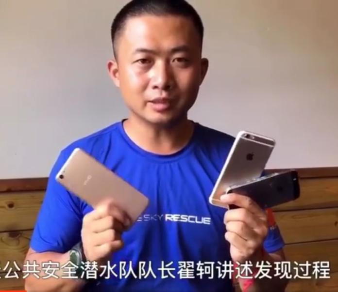 ▲中國大陸就有一名潛水員竟在河底「撿到」兩隻 iPhone 手機，沒想到撈上岸之後將這兩支手機進行排水作業，竟然還可以使用。（圖／翻攝自陸媒）