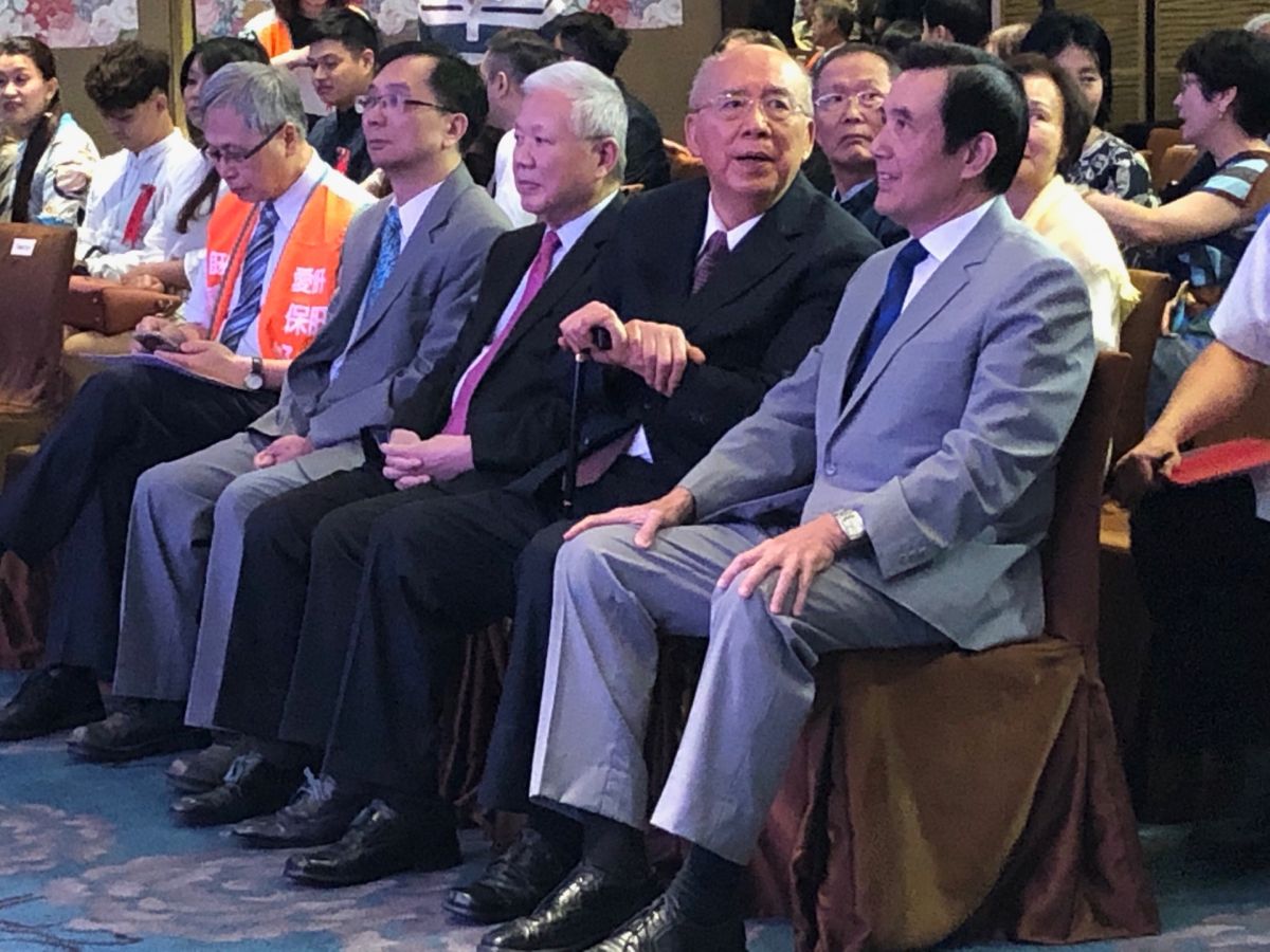 吳伯雄跟馬英九出席肝病防治學術基金會活動。 (圖/記者吳承翰攝)