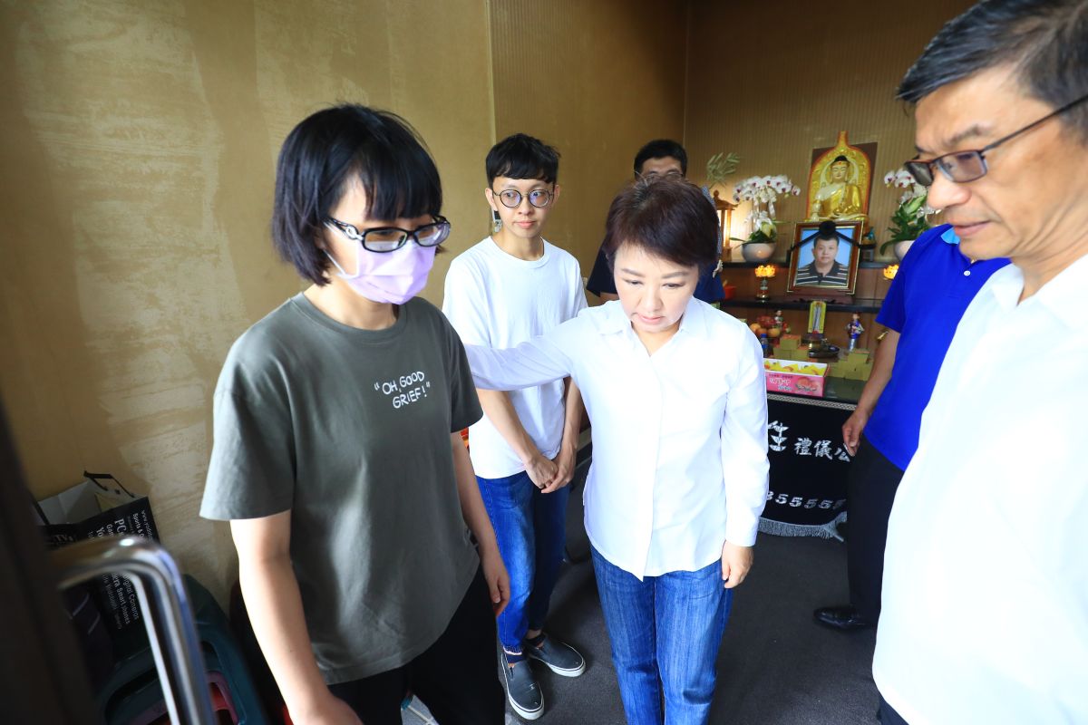 ▲市長盧秀燕拈香哀悼慰問家屬。 (圖／市政府提供2019.8.10)