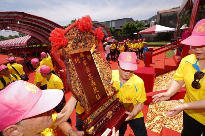 ▲客家代表前往新竹枋寮義民廟，恭請義民爺迎駕至新北市。（圖／新北市客家局提供）
