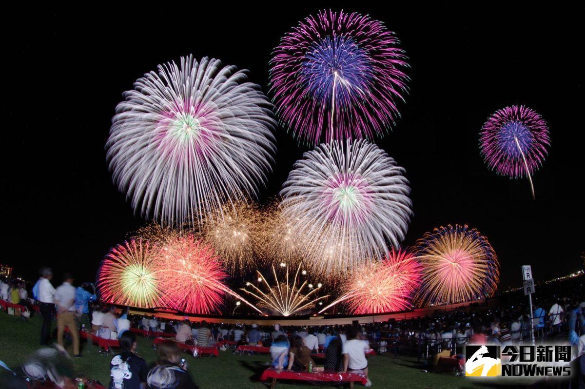 ▲被稱為日本三大花火大會之一的「琵琶湖大花火大會」，超過 1 萬發、長達 60 分鐘的煙火秀，每年都吸引逾 30 萬名遊客慕名欣賞，盛大的場面比跨年還熱鬧。（圖／記者陳致宇攝）