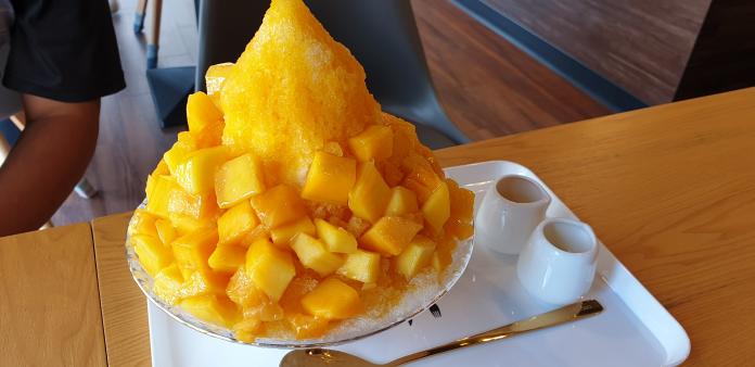 ▲呂雲澔的芒果雪花冰是店內的人氣王之一，新鮮水果製成可說是夏日消暑聖品。（圖／記者蔡若喬攝）