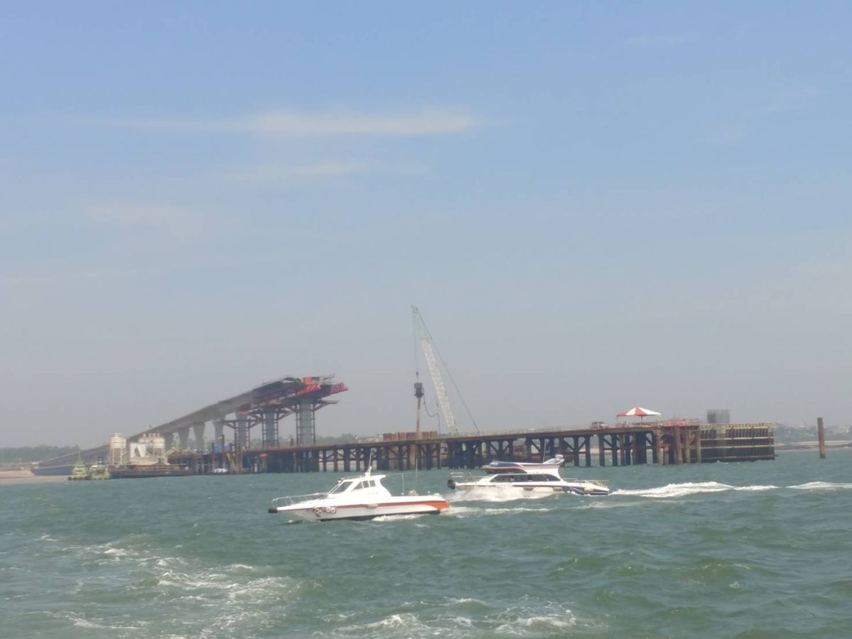 ▲交通部簡報說明金門大橋橋梁結構預計7月22日合龍，後續並以10月中旬通車為目標趕辦。（圖／高速公路局提供）