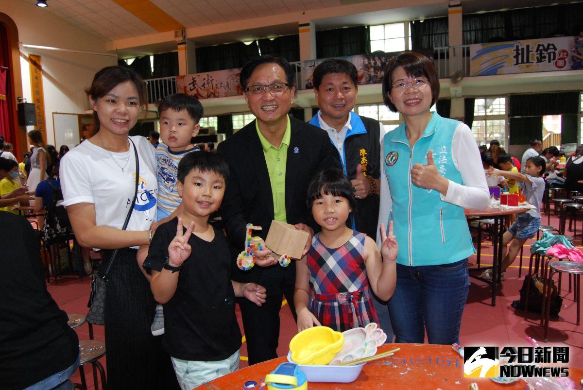 ▲彰化市公所舉辦「親子DIY-迷你腳踏車馬賽克拼貼創作活動」，市長林世賢一起享受創作的樂趣。（圖／記者陳雅芳攝，2019.08.10）