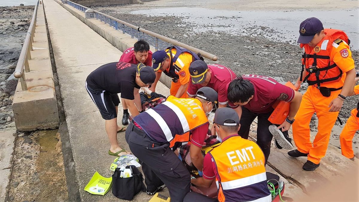 ▲消防局檢視通聯記錄時，發現報案手機竟然是現年48歲張姓死者，令參與救難的相關人員大打冷顫。（圖／澎湖縣消防局提供，2019.08.10）