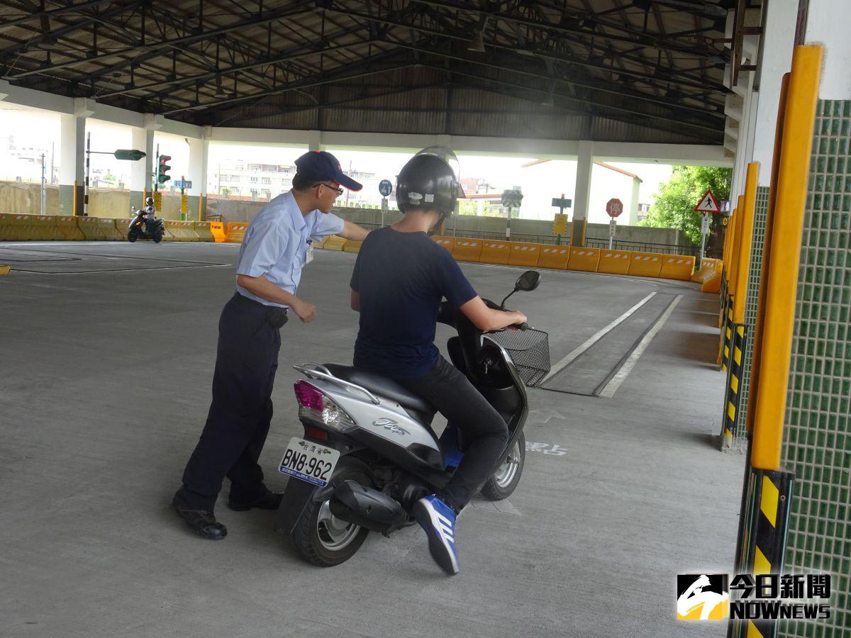 ▲彰化監理站在8月份辦理「假日門市」服務機車考照報名已額滿，想報名9月假日機車考照動作要快。（圖／記者陳雅芳攝，2019.08.10）