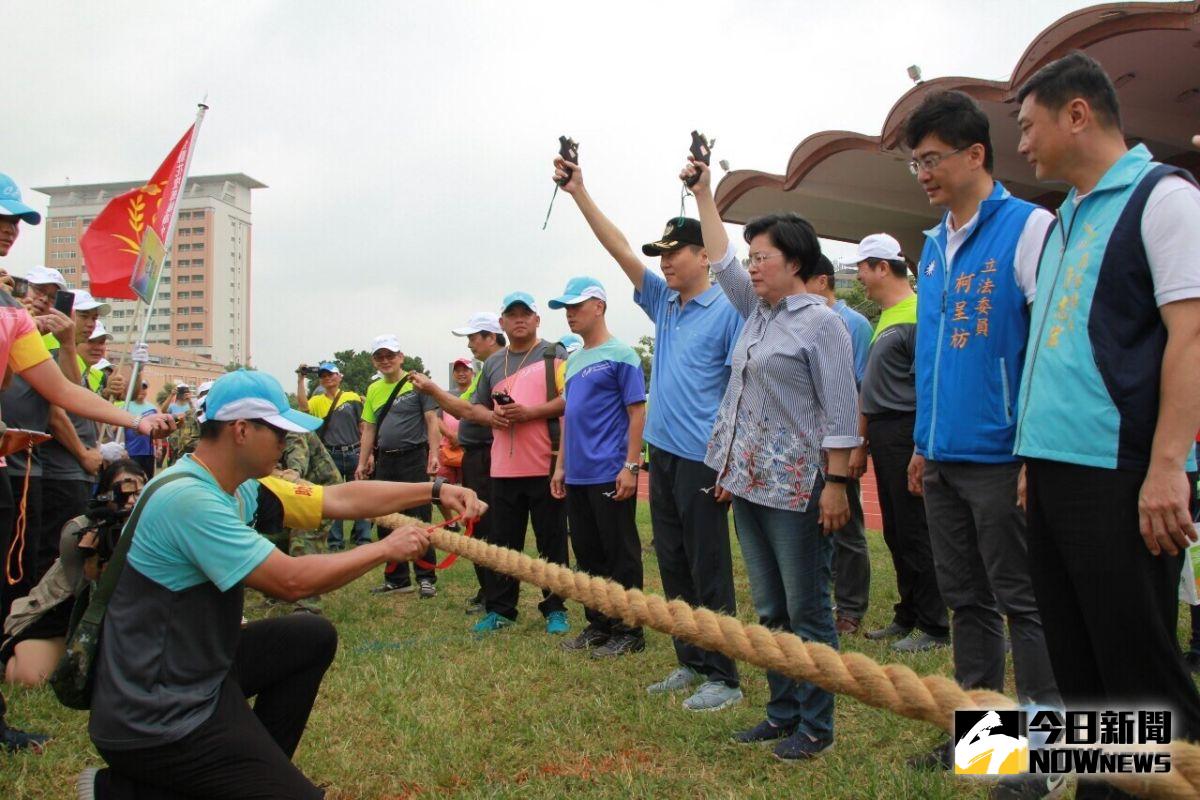 ▲彰化縣108年後備軍人運動會在鹿港鎮體育場舉行，彰化縣長王惠美為拔河比賽鳴槍。（圖／記者陳雅芳攝，2019.08.10）