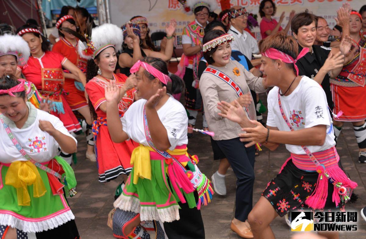 ▲張縣長與原住民鄉親，同跳祭儀舞蹈。（圖／記者蘇榮泉攝，2019.08.10）