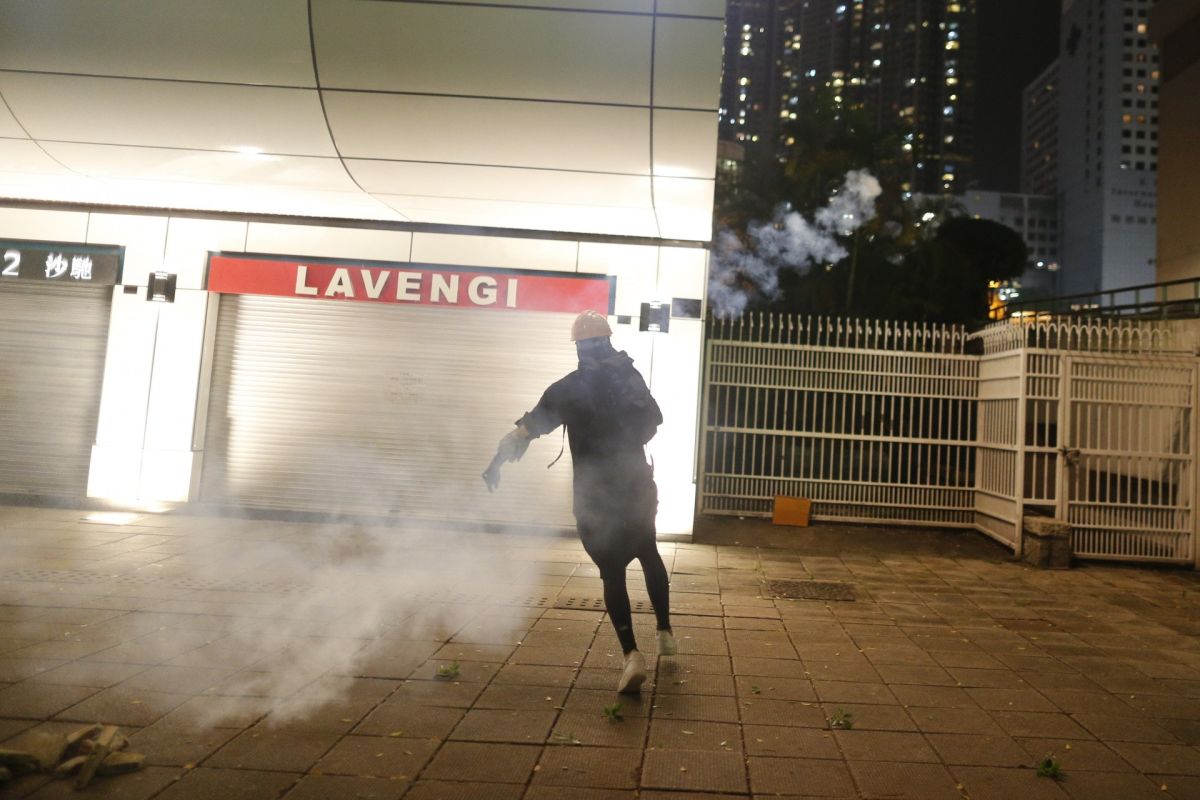 ▲香港警方於尖沙咀警署外施放催淚彈。（圖／翻攝香港01）