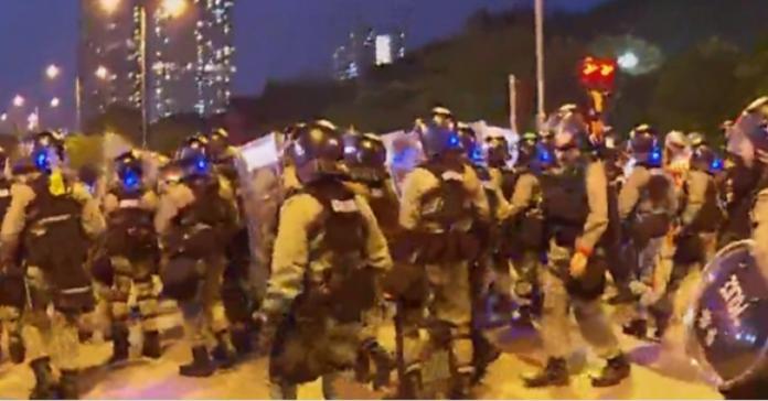 ▲香港防暴警察強力清場。（圖／翻攝巴士的報）