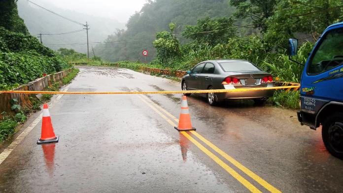 ▲因豪雨土石滑落道路封閉。（圖／那瑪夏區公所提供 , 2019.08.11）