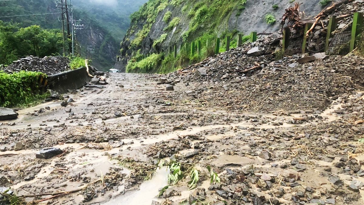 ▲台29線3.2K通往甲仙的主要道路，因豪雨土石滑落影響通行。（圖／那瑪夏區公所提供 , 2019.08.11）