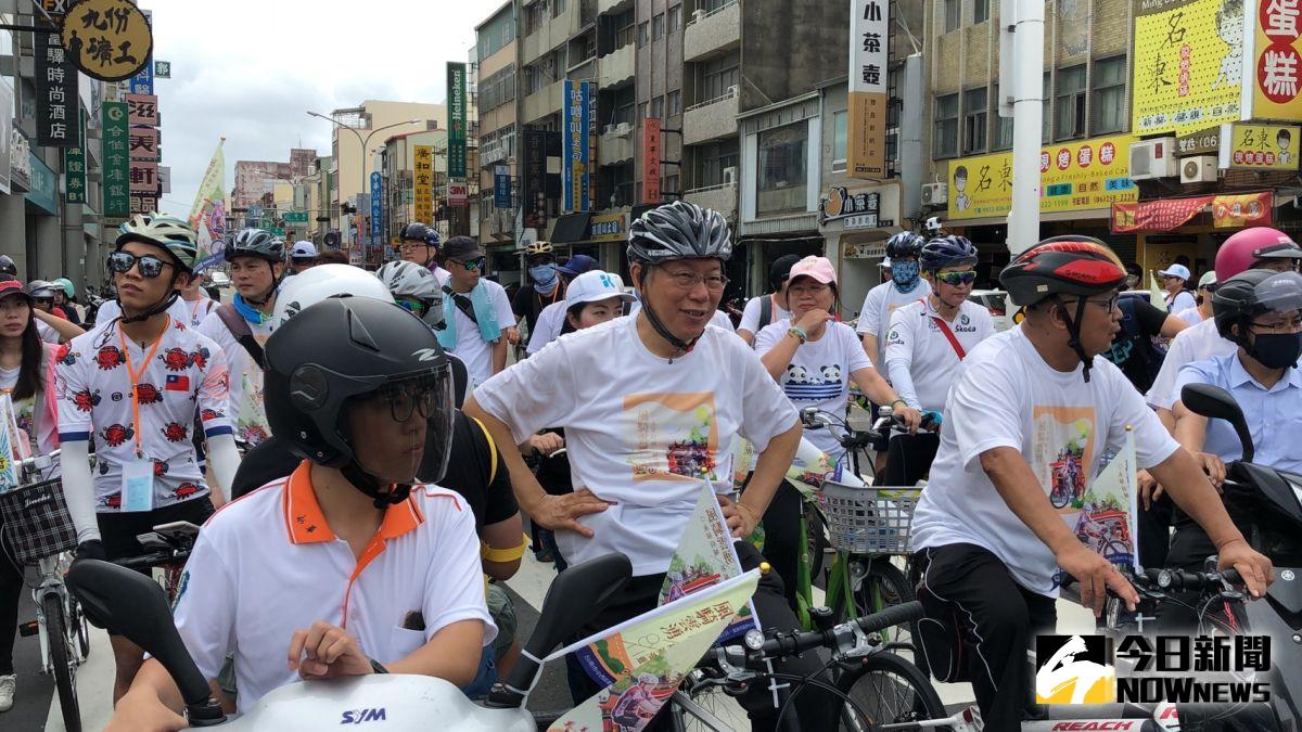 ▲台北市長柯文哲11日到台南，騎「卡打車」至各宮廟參拜。(圖/記者陳聖璋攝，2019.08.11）