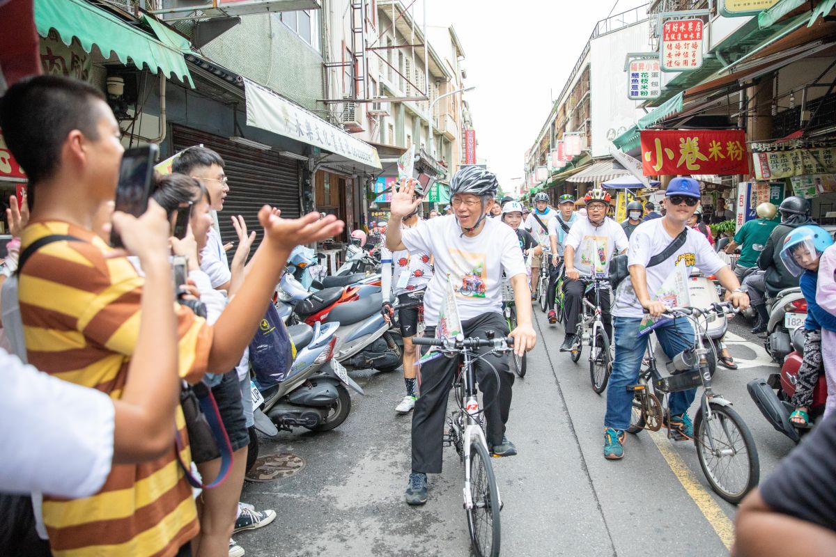 ▲台北市長柯文哲南下台南騎腳踏車進行公廟拜訪。（圖／柯粉俱樂部提供）
