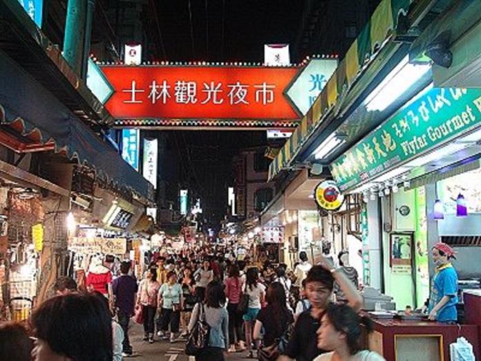 ▲士林夜市在2025年重新站穩「人氣商圈」第三名的位置，近期又因1設計獲得網友一致好評，不但讓垃圾分類更整齊，也大幅減少清潔人員受傷風險，讓大票台灣人狂讚。（圖／翻攝自士林夜市臉書）