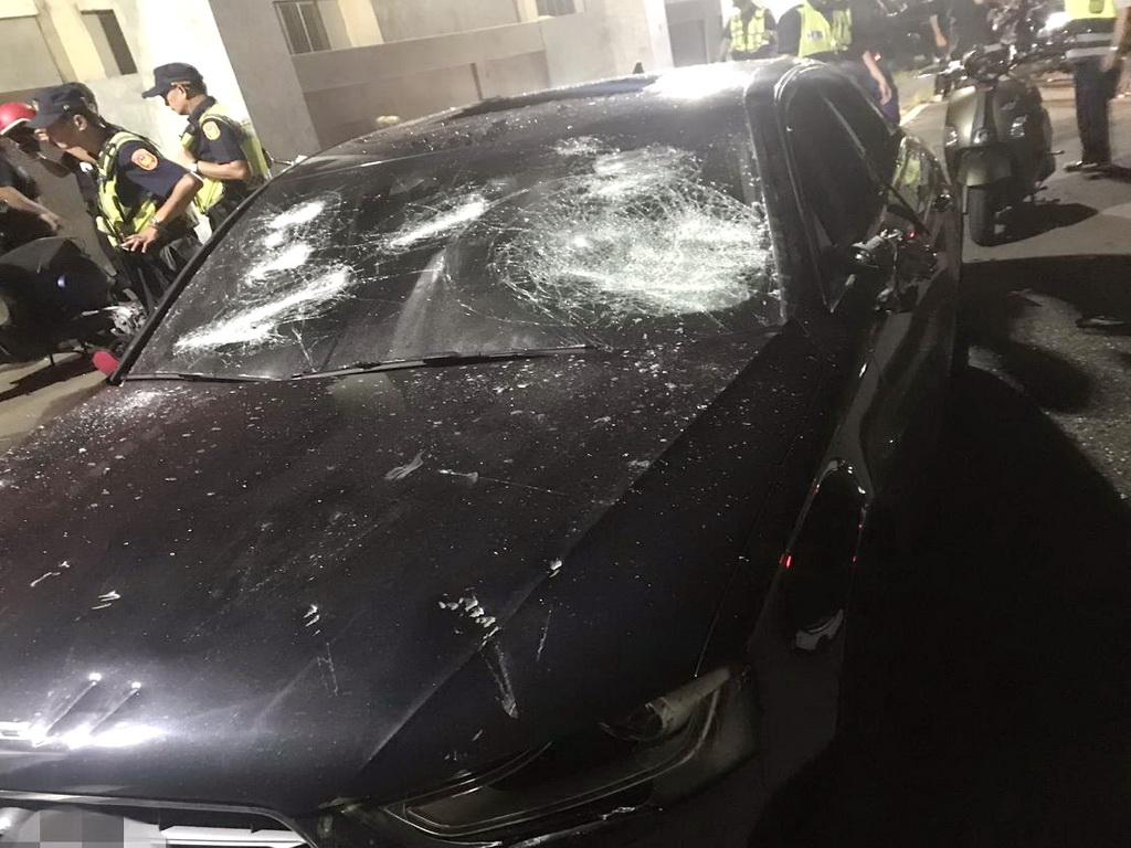 ▲中市太平區廟前廣場鬥毆，狂砸現場一輛汽車。 (圖／林重鎣翻攝2019.8.11)