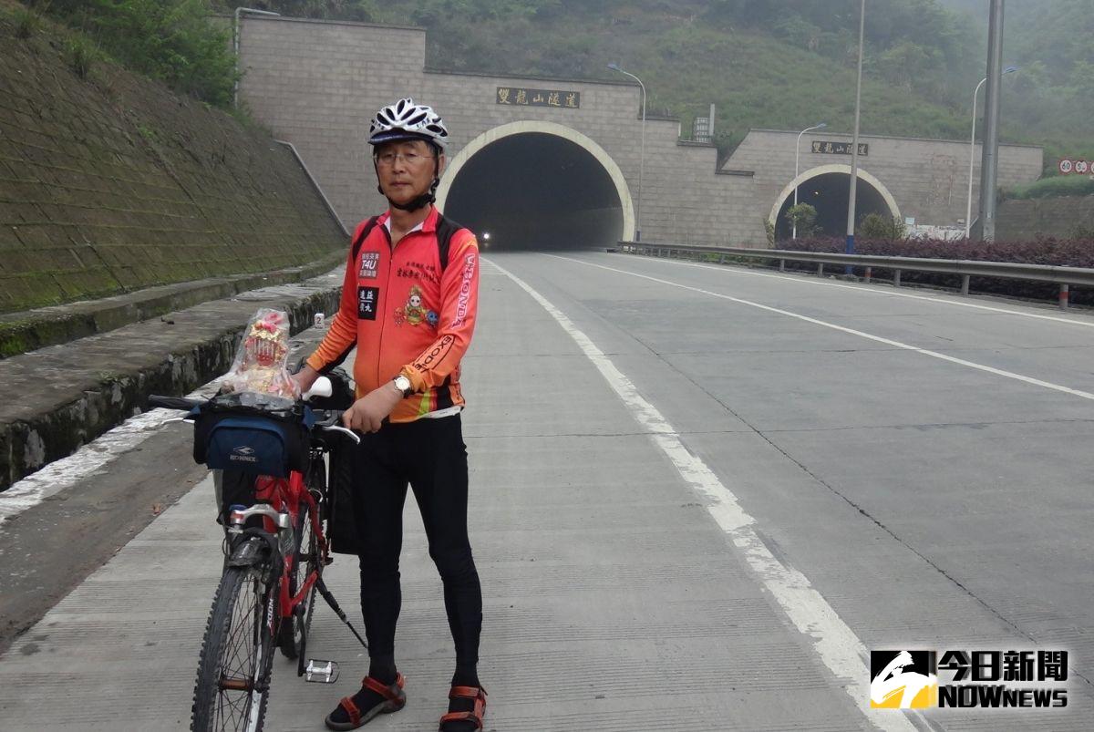 ▲蔡正勝於中國大陸江西雙龍山隧道前留影。（圖／拱範宮單車隊長蔡正勝提供）