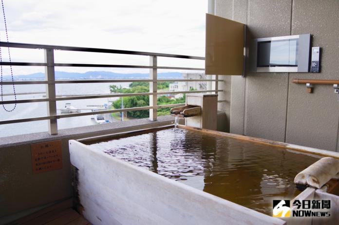 ▲客房內有私人的露天溫泉浴池，可以一邊泡湯一邊欣賞琵琶湖景。（圖／記者陳致宇攝）