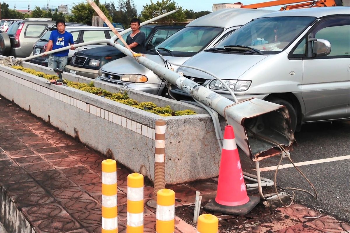 ▲金城鎮北堤停車場路燈突然傾倒，壓壞3車。（圖／蔡若喬攝, 2019.08.11）