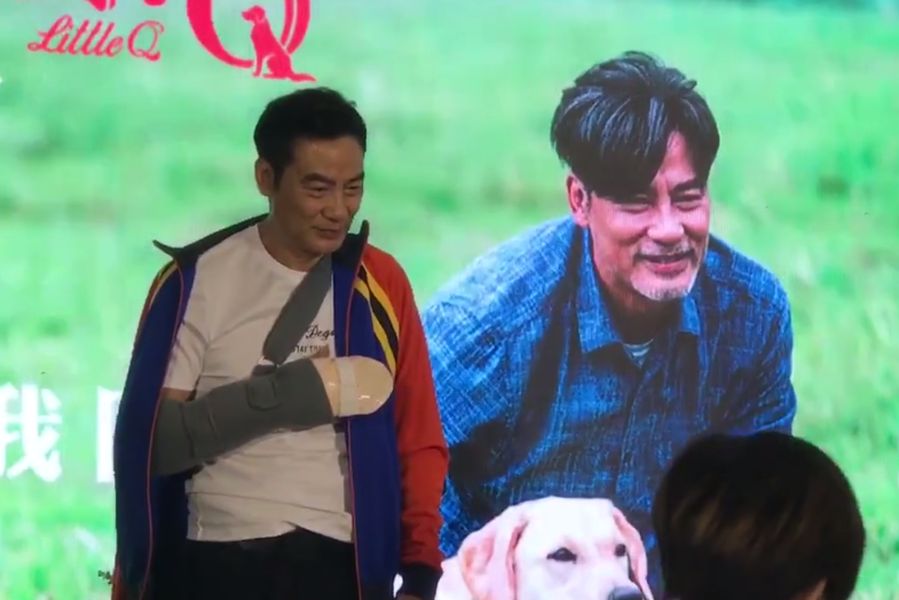 ▲任達華纏著繃帶宣傳電影。（影片截圖）