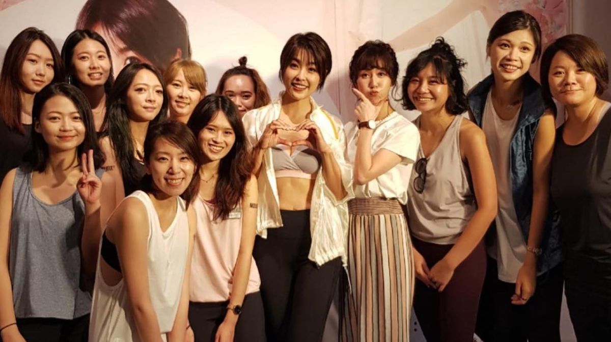 ▲小嫻（中）出席內衣活動。（圖／翻攝臉書）