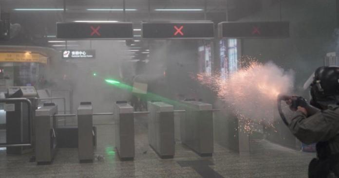 ▲香港警方與示威者在港鐵站隔空對峙，又在站內發射催淚彈。（圖／翻攝Felix Lam@Hk.Imaginaire）