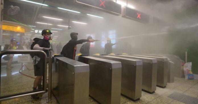 ▲示威者與警察在港鐵內爆發激烈衝突。（圖／翻攝網路）