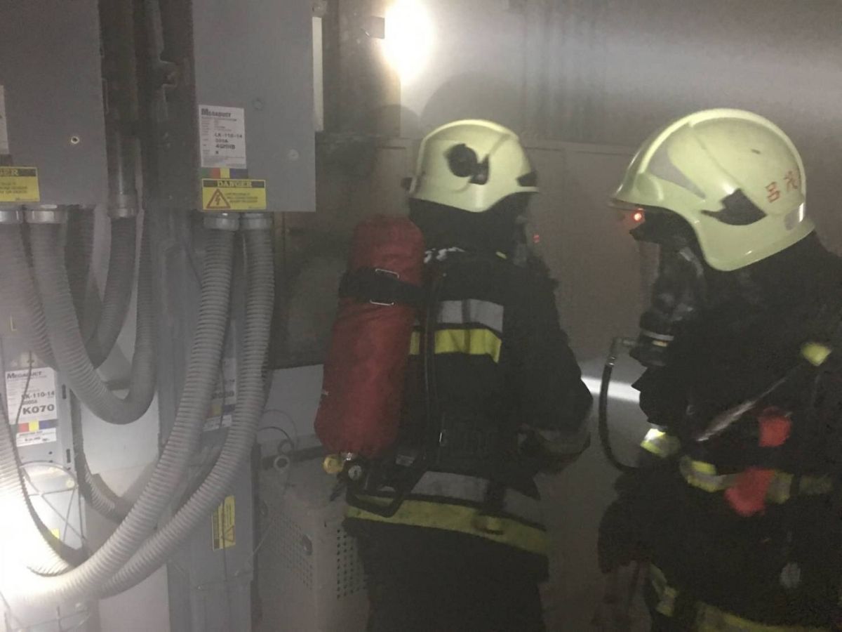 ▲嘉義縣消防局人員搶救故宮南院的機房冒煙、起火點。（圖／嘉義縣政府提供）