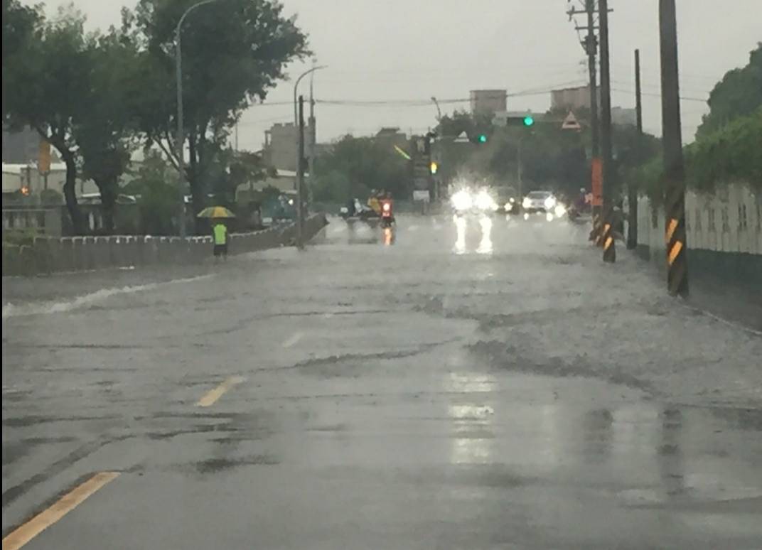▲南屯區環中路與永春東二路及三路口附近的南屯溪，強降雨溪水暴漲溢出漫淹路面。▲(圖／民眾提供2019.8.12)
