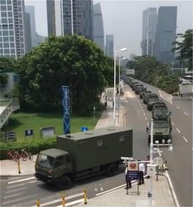 ▲中國大陸網上流傳，10 日深圳灣口岸據報出現大批武警車輛。（圖／翻攝自巴士的報）