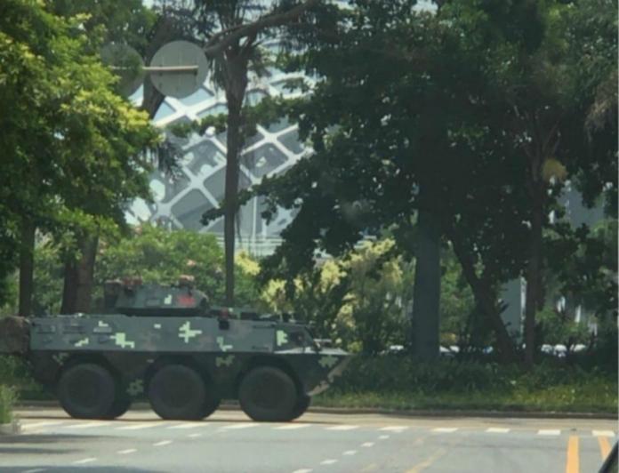 ▲香港 11 日大遊行之前，有大陸網友目擊許多裝甲車及武警車隊在深圳集結。（圖／翻攝自巴士的報）