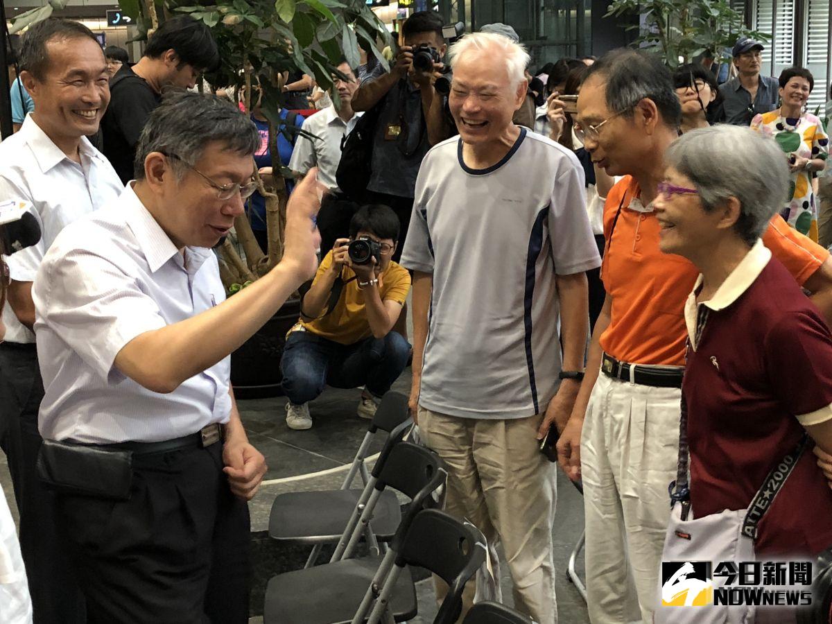 ▲台北市長柯文哲參與敬老卡福利宣傳記者會，與到場老年人們互動。（圖／丁上程攝, 2019.8.12）