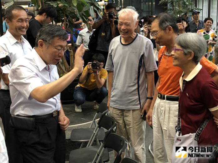 ▲台北市長柯文哲參與敬老卡福利宣傳記者會，與到場老年人們互動。（圖／丁上程攝, 2019.8.12）