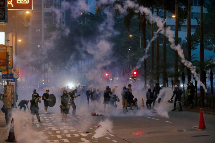 ▲人權團體譴責港警地鐵站施放催淚彈。（圖／美聯社／達志影像）