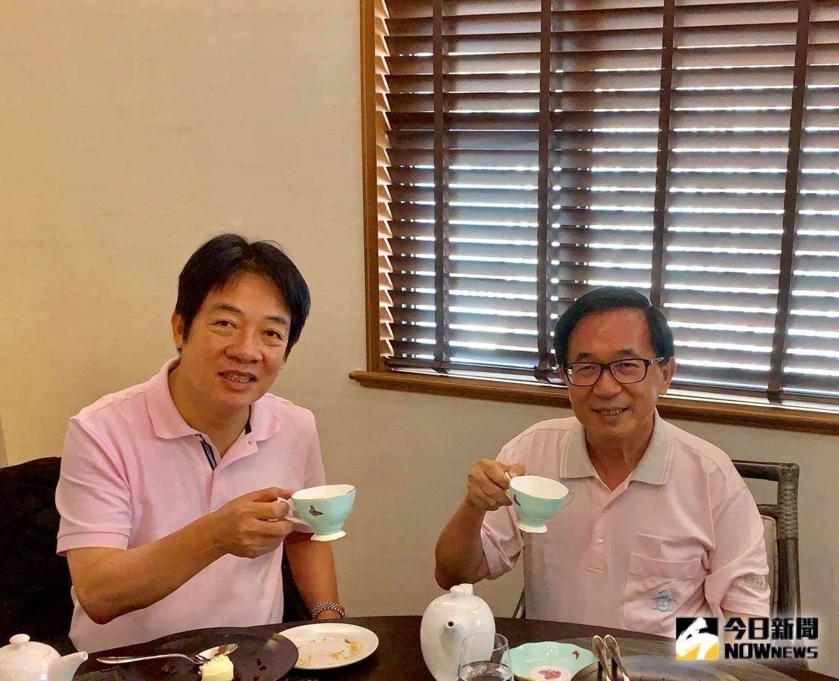 前總統陳水扁11日透過臉書「新勇哥物語」，分享他和前行政院長賴清德見面的照片，照片中兩人都穿粉色上衣，神情輕鬆。照片上陳、賴兩人面露笑容舉著茶杯。（圖／翻自陳水扁臉書）