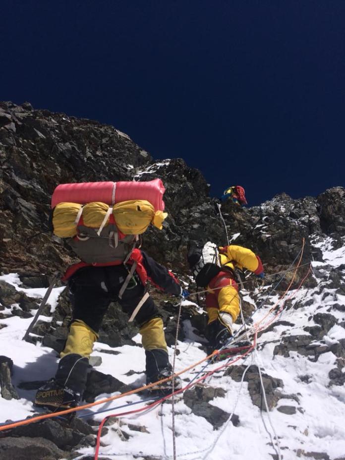 在高海拔的登山活動中，有氧和無氧2種不同的攀登方式代表不同的意義，圖為呂忠翰和張元植挑戰登頂K2。（圖／呂忠翰提供）