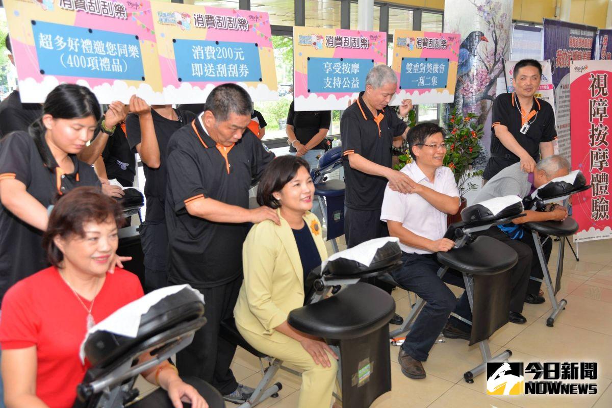▲現場體驗視障按摩服務。（圖／記者洪佳伶攝 , 2019.08.12）