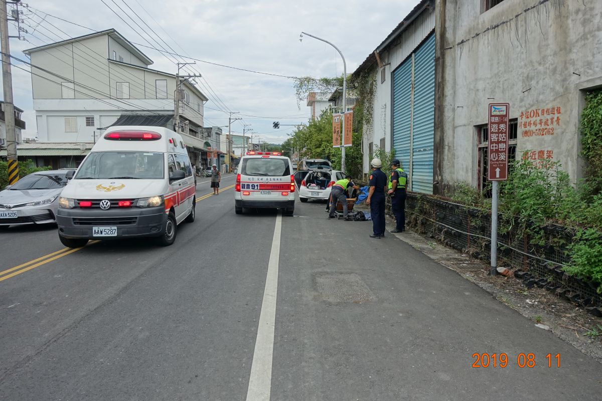 ▲花蓮縣玉里鎮11日發生一起離奇的死亡車禍，白色自小客疑似野狗突然跑出來，閃避不及造成自撞意外。（圖／玉里分局提供）