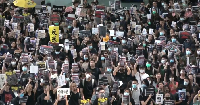 ▲憤怒的香港網友彼此號召，12 日下午赴香港機場抗議。（圖／翻攝自香港電台視像新聞臉書）
