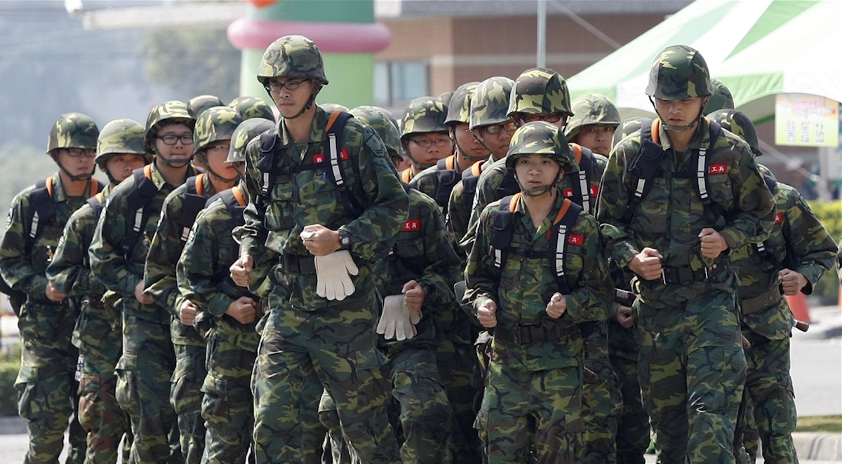 ▲當兵對於台灣男生來說，是一輩子的回憶，不過若真的要重來一次，可能還是會有許多人寧願選擇「不當兵」。圖中人物與新聞無關。（圖／中央社資料圖片）