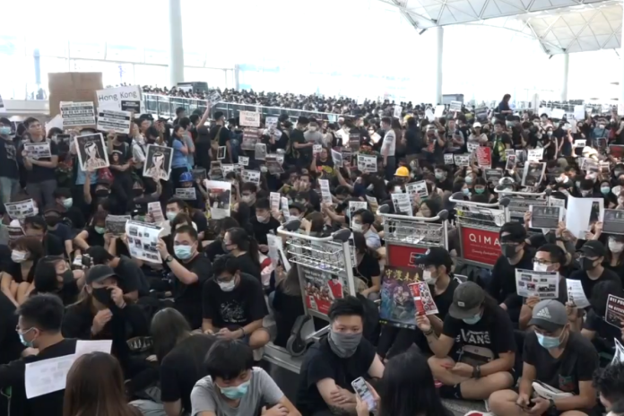 ▲集會群眾癱瘓香港機場運作。（圖／翻攝自香港電台視像新聞臉書）