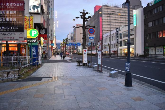 ▲日本車道在外國旅客眼裡是相當乾淨又整潔，不過日前就有網友貼出幾十年前的照片，直言他們也與台灣一樣違停車輛眾多。（圖／取自 pxhere ）