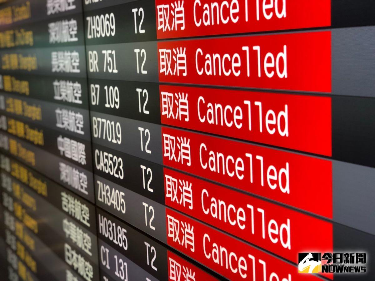 ▲香港民眾今（ 12 ）日於香港國際機場發起示威活動，嚴重影響機場運作，包含華航、長榮、國泰等航空宣布，今日往返台港間的所有航班取消。（圖／記者陳致宇攝）