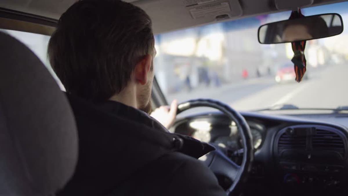 ▲台灣社會大部分人的觀念期待男性撐起「養家」的責任，出社會數年後有一定的經濟能力是必備，買車、買房更是許多人認為必須達成的階段性任務，這樣的壓力令許多男性感到十分沈重。（示意圖／翻攝自 Shutterstock）