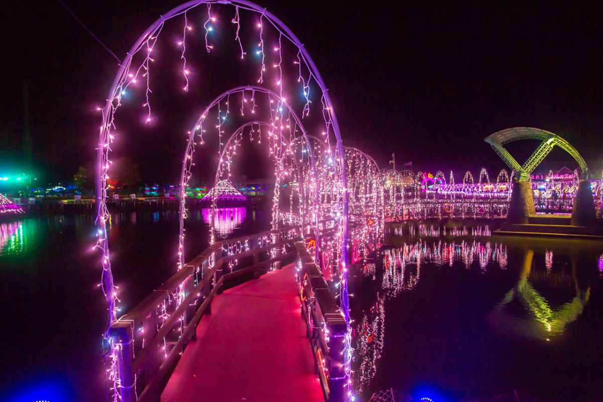▲2019宜蘭情人節活動設置全長139公尺的「七夕光廊鵲橋」，活動雖結束設施將延長至8月18日。（圖／宜蘭縣政府提供)