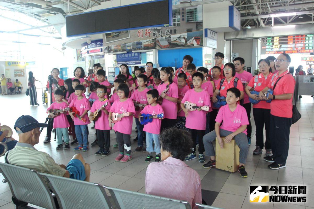 ▲古坑鄉興昌國小琴笛樂團在台斗六站大廳快閃演出。（圖／記者簡勇鵬攝 , 2019.08.12）